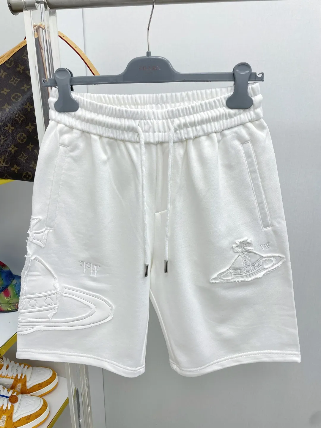 Vivi Queen Mother 2026 summer New Arrival patch embroidered letters brand LOGO casual shorts DD are on sale simultaneously on the official website. Brand Classic LOGO casual pants, customized fabrics, excellent comfort and strong touch. Highly recognisable, perfect appearance and craftsmanship. Size:M-3XL